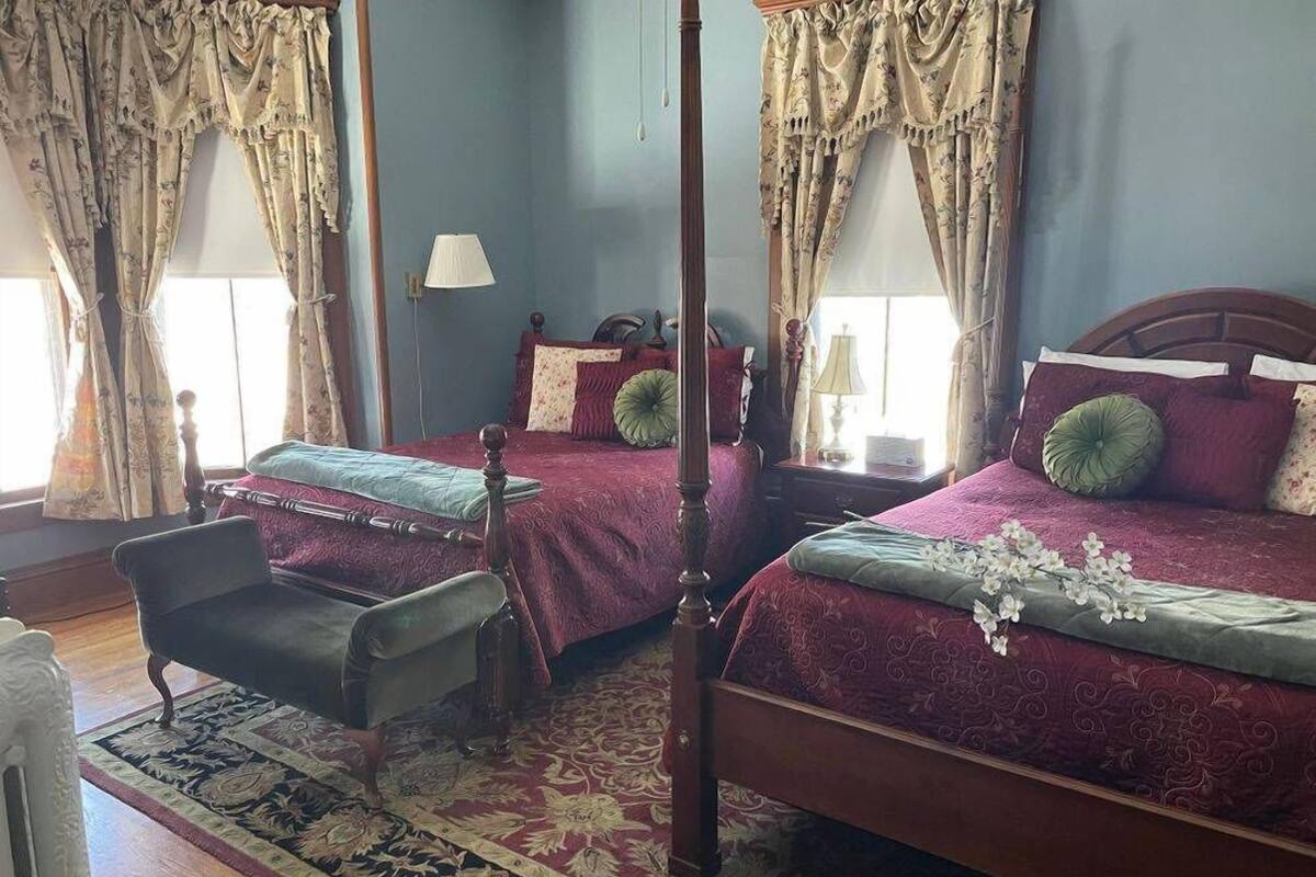 Habitación clásica, varias camas, baño privado (Selwin B. Peabody Room) | Ropa de cama de alta calidad, wifi gratis y ropa de cama 