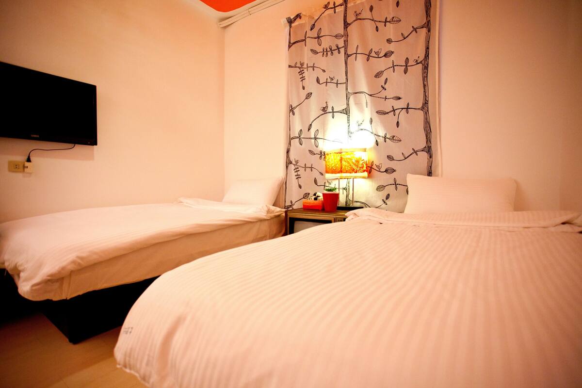 Standard Twin Room (China Rose Red - 1F) | Desk, rollaway beds, free WiFi
