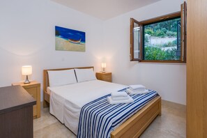 Family apartment(Apt 204), 1 bedroom, Balcony, Sea View | 1 makuuhuone, ylelliset vuodevaatteet, memory foam -patjalliset sängyt