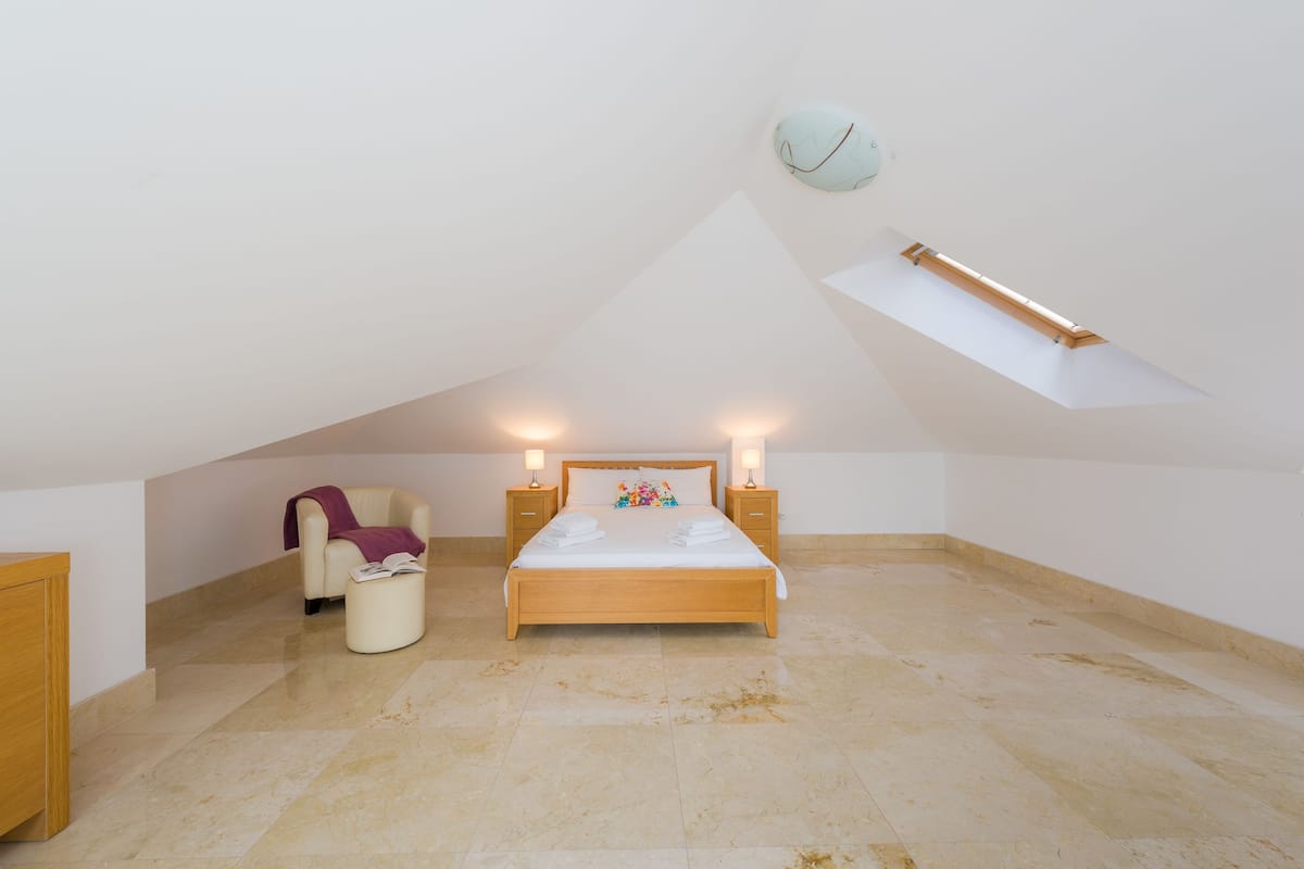 1 bedroom, premium bedding, memory foam beds, desk
