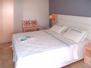 Apartemen Keluarga, pemandangan laut terbatas | Brankas, meja kerja, kedap suara, dan tempat tidur bayi gratis