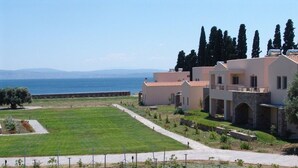 A coastal hotel with a well-maintained lawn, a vineyard, and a view of the sea. - Enalia Gi (Mantoudi-Limni-Agia Anna)