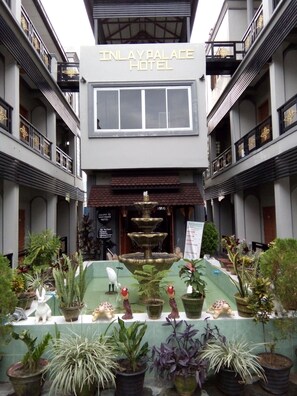 Fountain - Inlay Palace Hotel (Nyaungshwe)