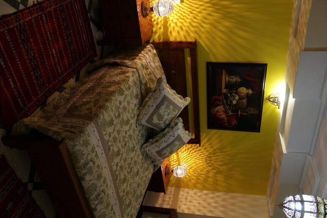 Ropa de cama de alta calidad y caja de seguridad en la habitación 
