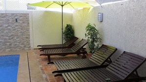 Kolam renang outdoor, dengan kursi berjemur