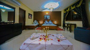Kamar Twin Comfort, 1 kamar tidur, kamar mandi pribadi, pemandangan kolam renang | Seprai premium, brankas, meja kerja, dan kedap suara