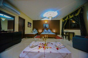 Quarto duplo conforto, 1 quarto, banheiro privativo, vista para a piscina | Roupas de cama premium, cofres nos quartos, escrivaninha