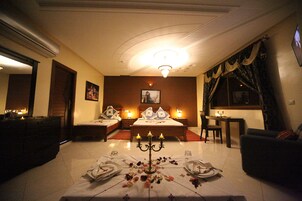 Roupas de cama premium, cofres nos quartos, escrivaninha