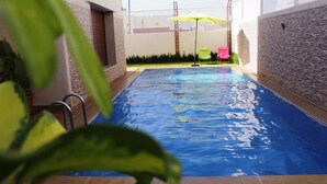 Kolam renang outdoor, dengan kursi berjemur