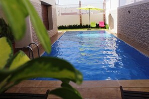 2 piscines extérieures, chaises longues