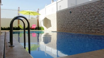 2 utendørsbassenger og solsenger