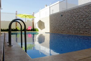 2 piscinas externas, espreguiçadeiras