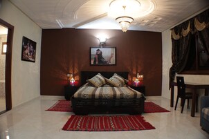 Roupas de cama premium, cofres nos quartos, escrivaninha
