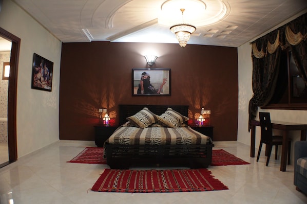 Roupas de cama premium, cofres nos quartos, escrivaninha