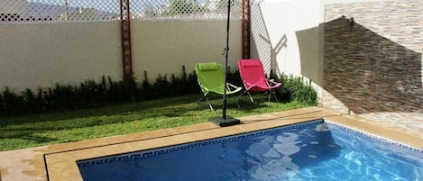 2 outdoor pools, pool loungers