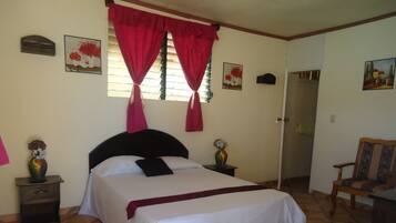 Bộ đồ giường cao cấp, bàn, bàn ủi/dụng cụ ủi quần áo