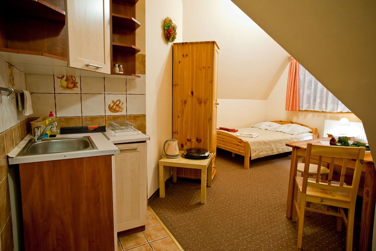 Klassieke tweepersoonskamer (for 3 people) | Een strijkplank/strijkijzer, babybedden (toeslag), gratis wifi