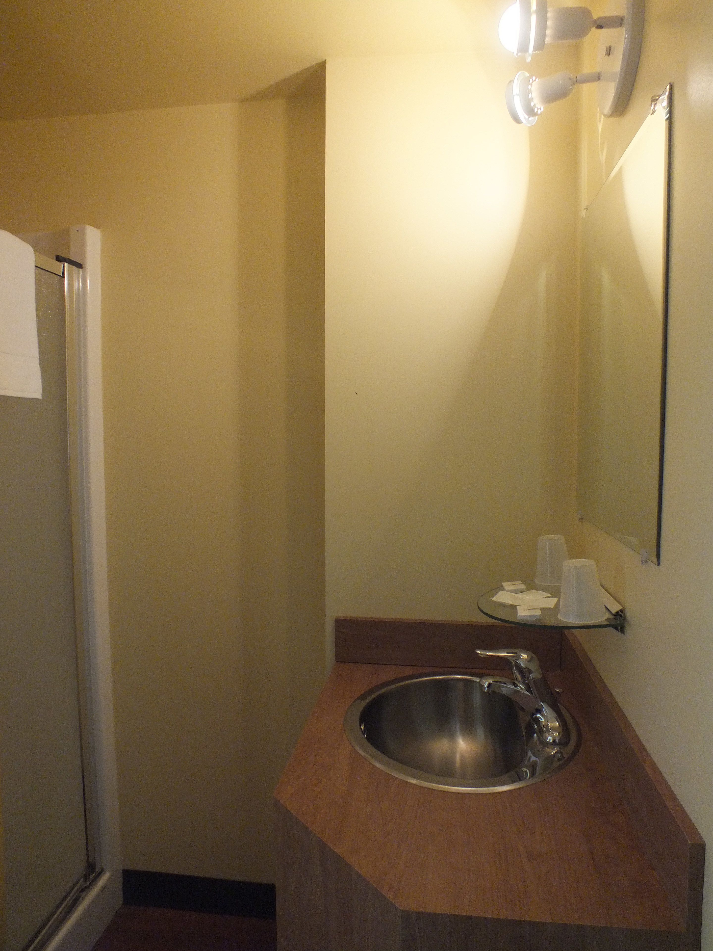 double room, 1 queen bed, private bathroom | bathroom sink