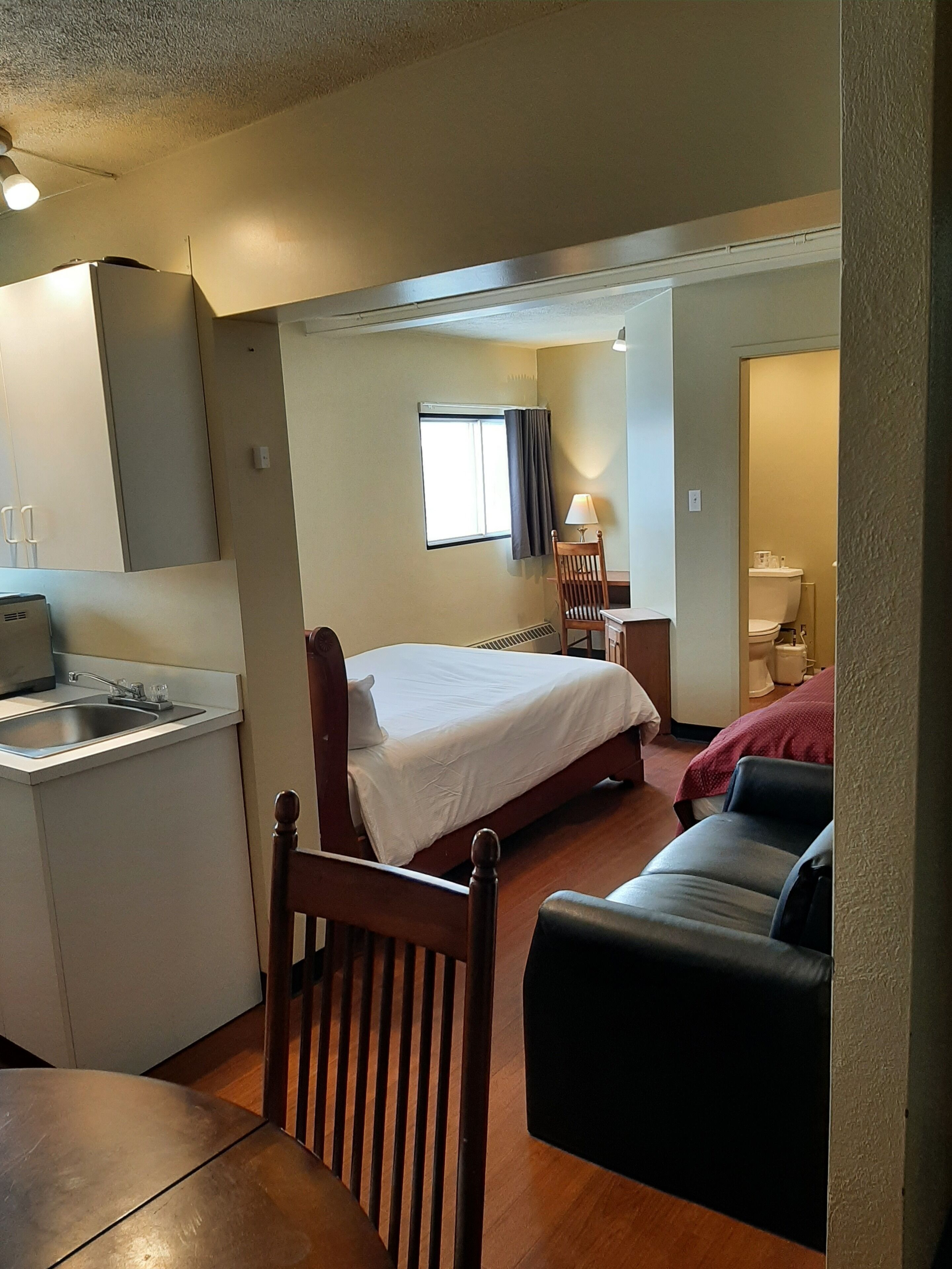 family room, private bathroom | desk, free wifi, bed sheets