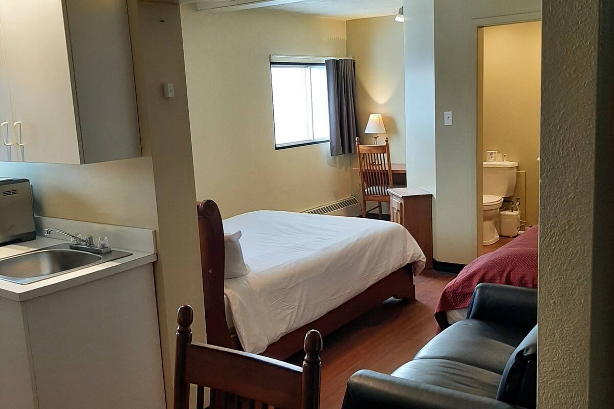 family room, private bathroom | desk, free wifi, bed sheets