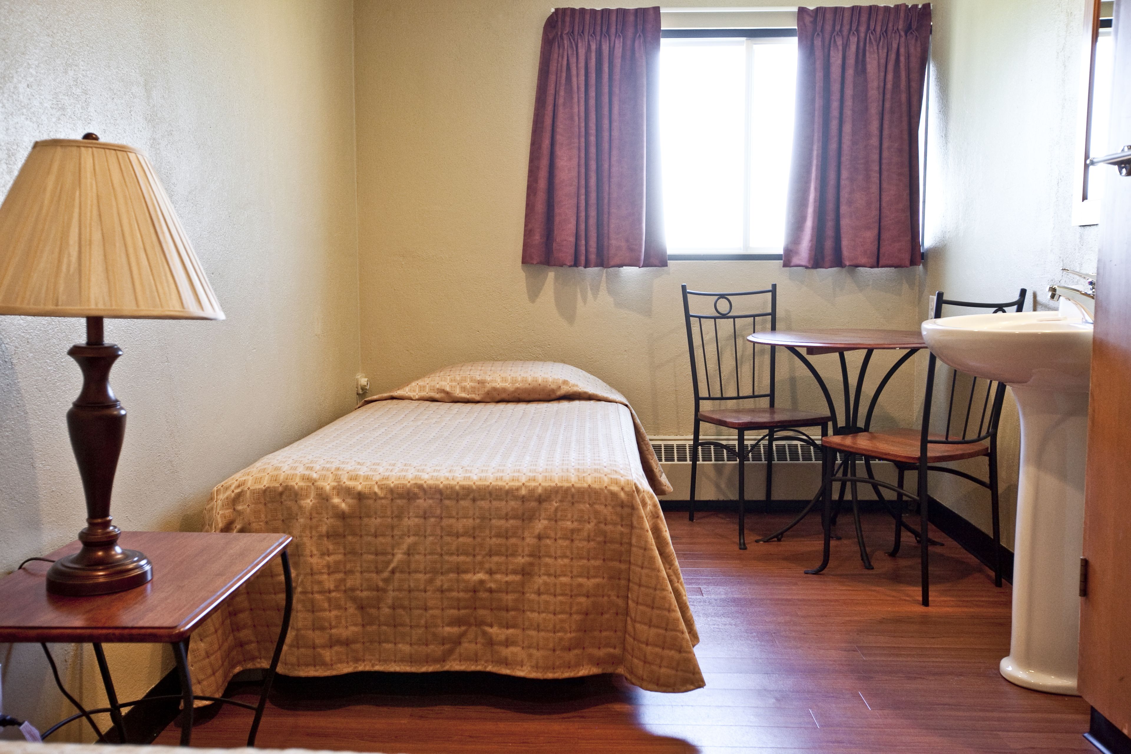 standard room, 1 single bed, shared bathroom | desk, free wifi, bed sheets