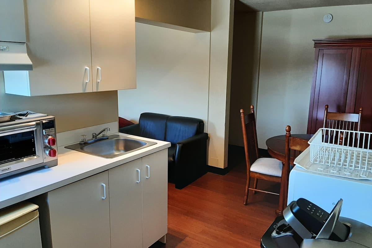 family room, private bathroom | desk, free wifi, bed sheets