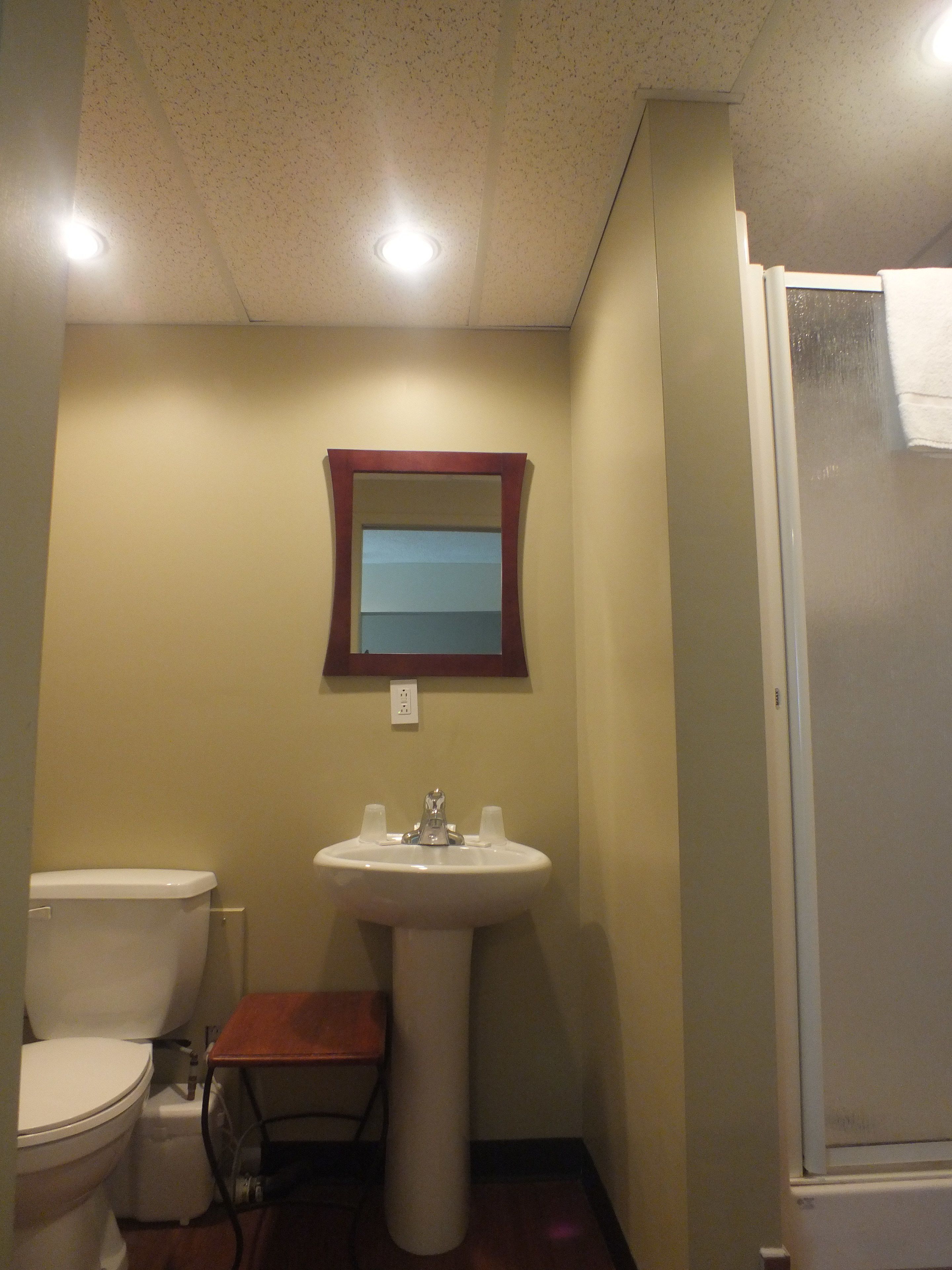 family room, private bathroom | bathroom | free toiletries, hair dryer, towels