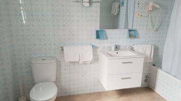 Bañera, artículos de higiene personal gratuitos y secador de pelo