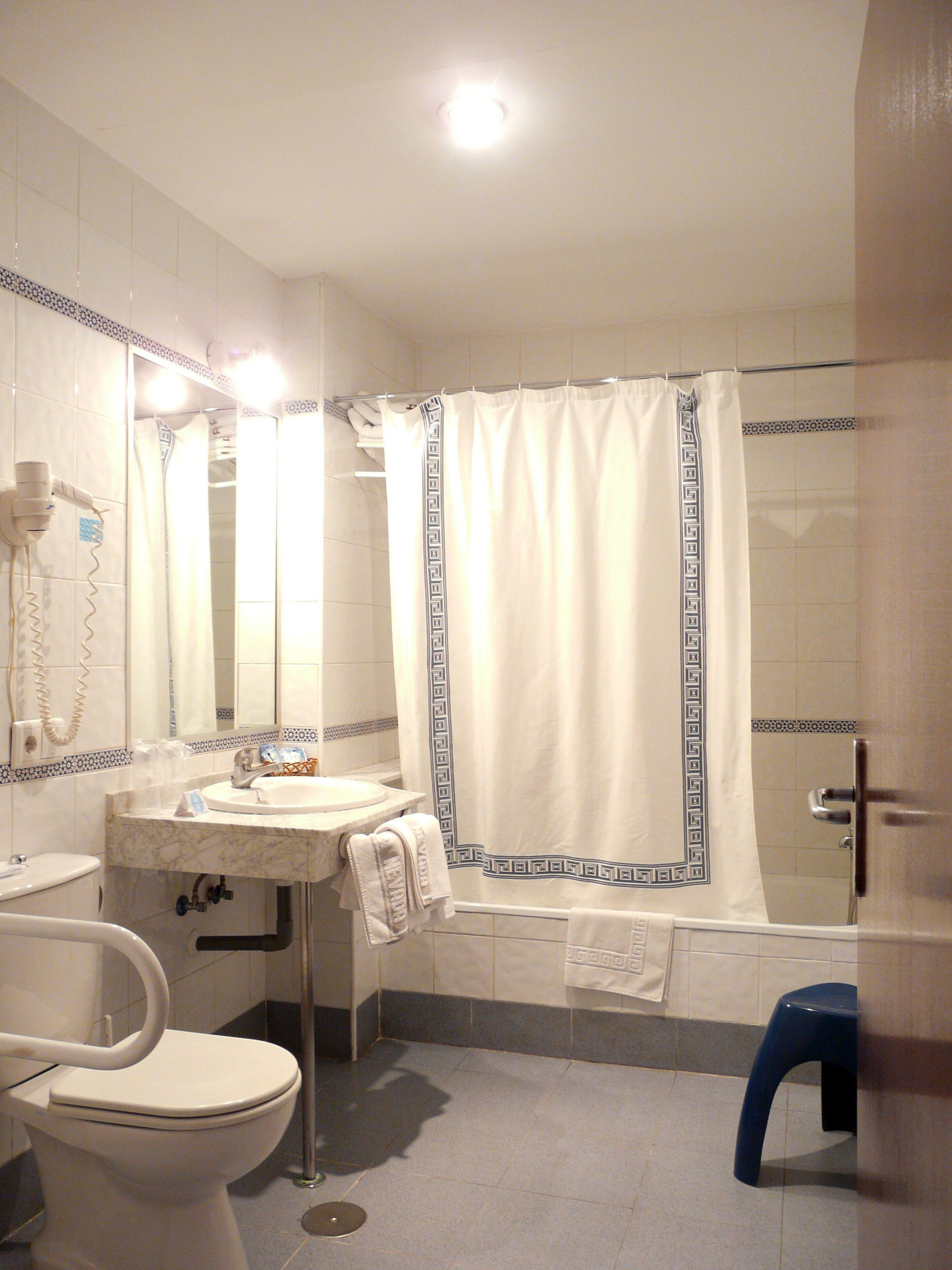 Bathtub, free toiletries, hair dryer, towels