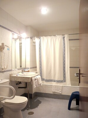Bathtub, free toiletries, hair dryer, towels - Motel Sierra Nevada (Granada)