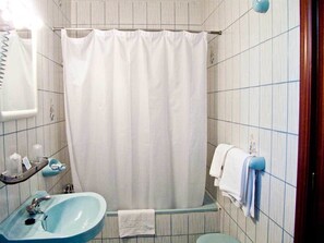 Badewanne, kostenlose Toilettenartikel, Haartrockner, Handtücher