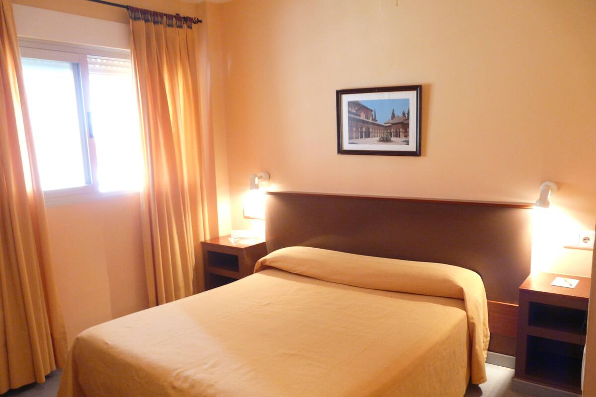 Minibar, escritorio, cortinas blackout y wifi gratis