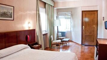 Bar mini, meja, langsir/tirai gelap terus, Wi-fi percuma