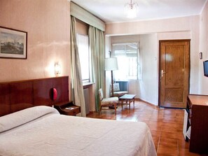 Minibar, escritorio, cortinas opacas y wifi gratis