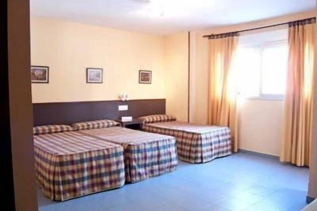 Minibar, escritorio, cortinas blackout y wifi gratis