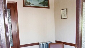 Een minibar, een bureau, verduisterende gordijnen, gratis wifi