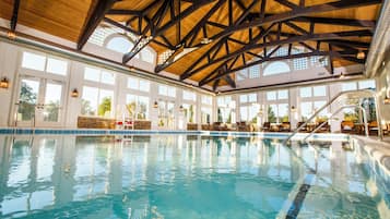 Una piscina techada, una piscina al aire libre de temporada, sombrillas