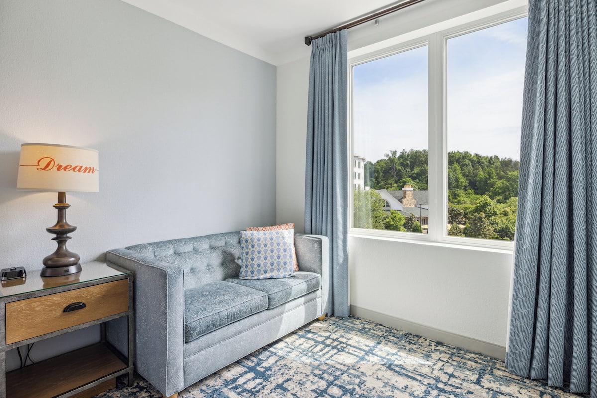 room | premium bedding, in-room safe, desk, laptop workspace