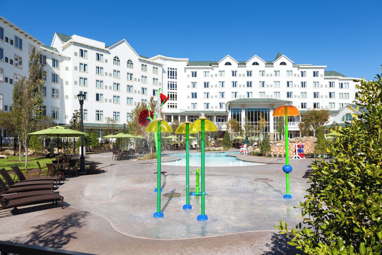 Innenpool, Außenpool (je nach Saison geöffnet), Sonnenschirme