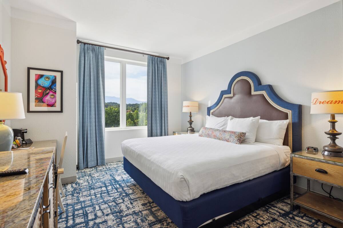 DMR Premiere King | Premium bedding, in-room safe, desk, laptop workspace