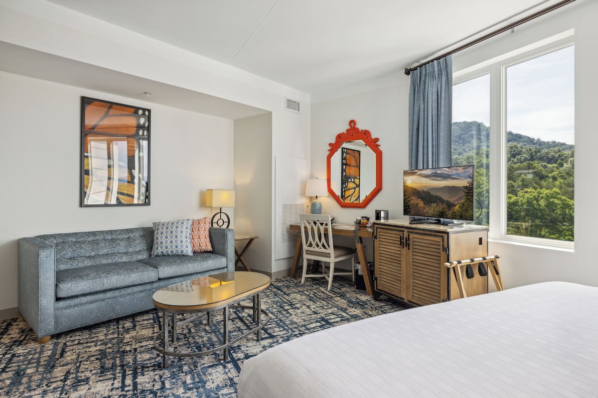 room | premium bedding, in-room safe, desk, laptop workspace