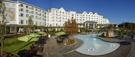 Sisäuima-allas, kauden mukainen ulkouima-allas, aurinkovarjoja