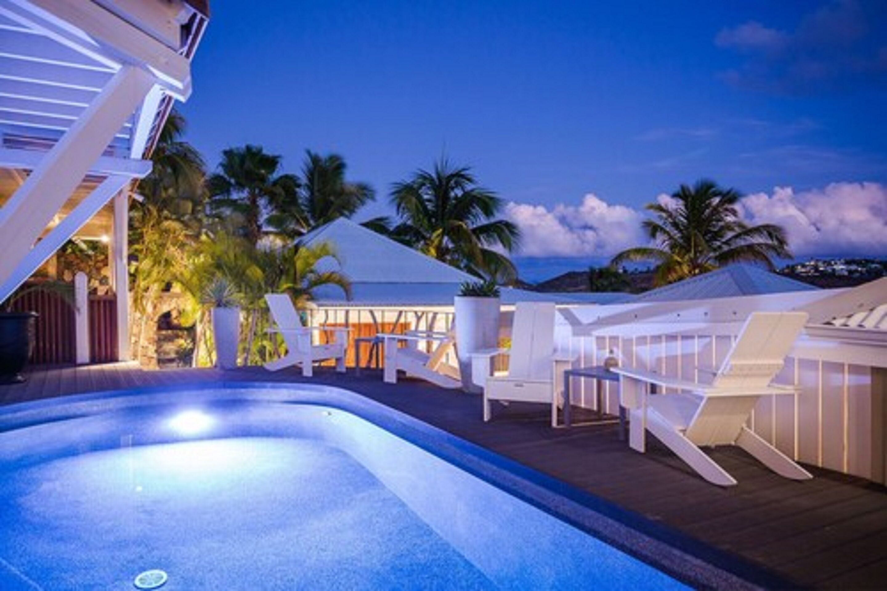 2 piscines extérieures, parasols de plage, chaises longues