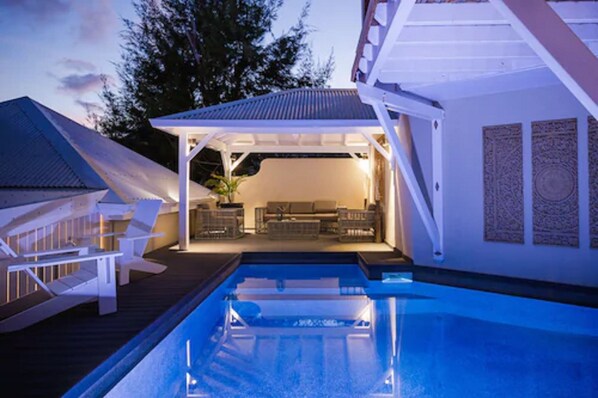 2 buitenzwembaden, parasols voor strand/zwembad