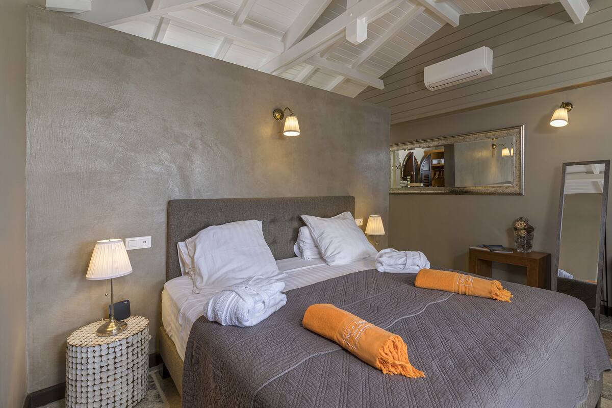 Studio Suite, 1 Queen Bed, Kitchenette (CANELLE) | Minibar, in-room safe, iron/ironing board (on request), cribs (free)