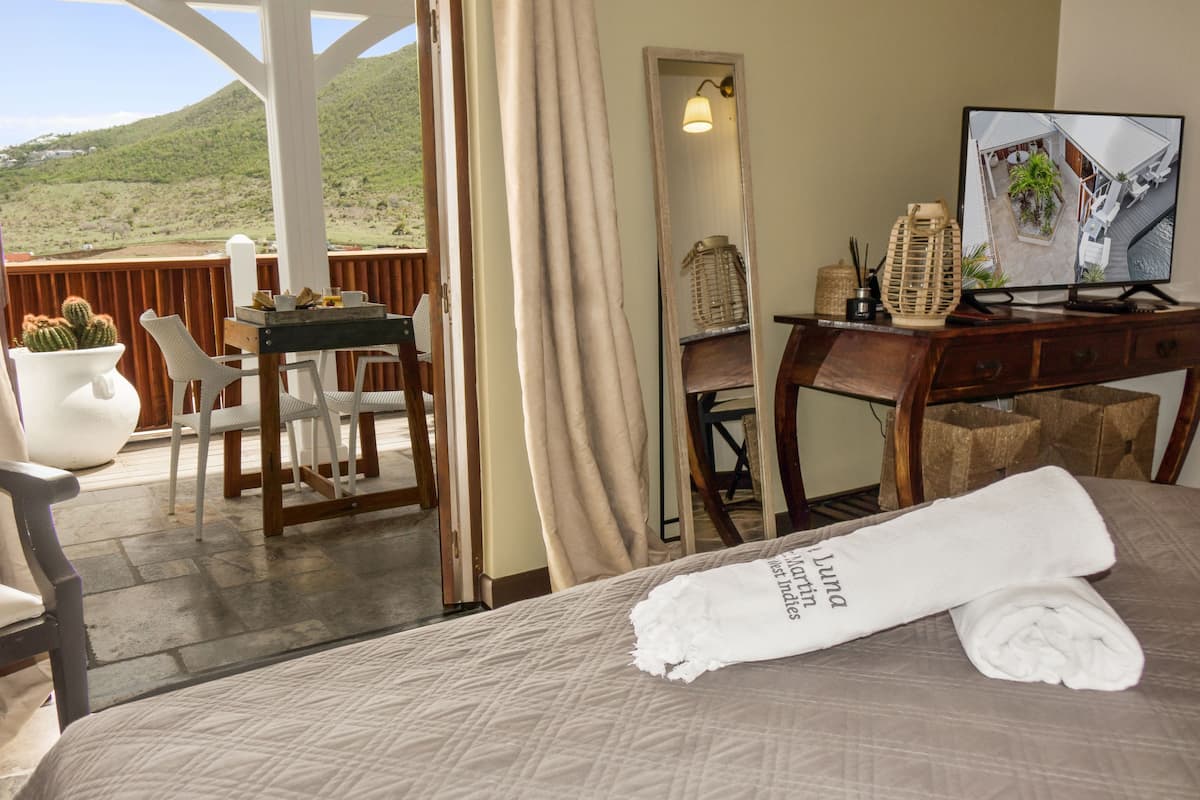 Studio Suite, 1 Queen Bed, Kitchenette (COCO TIARE) | Minibar, in-room safe, iron/ironing board (on request), cribs (free)