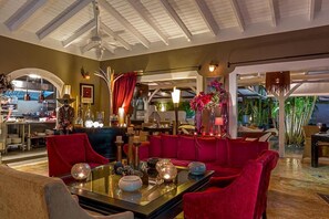 Serveert ontbijt, diner, Franse gerechten, uitzicht op het zwembad 