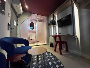 Superior Double Room | Peralatan tempat tidur premium, peti besi dalam bilik, meja