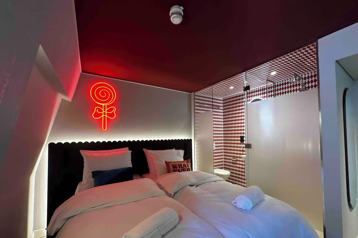 Deluxe Suite | Peralatan tempat tidur premium, peti besi dalam bilik, meja