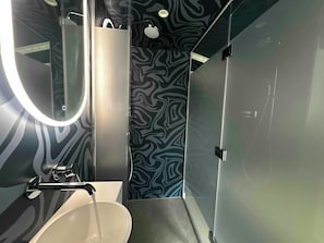 Deluxe-Doppel- oder -Zweibettzimmer | Badezimmer | Kostenlose Toilettenartikel, Haartrockner, Handtücher, Shampoo